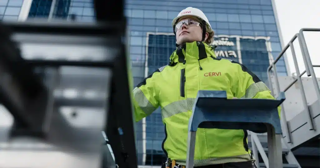 Cervin työntekijä huoltamassa katolla ilmanvaihtoa