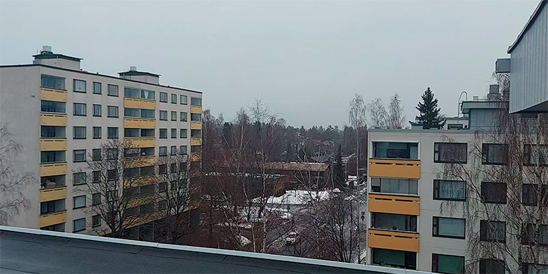 Kerrostaloyhtiöitä alkutalven maisemassa
